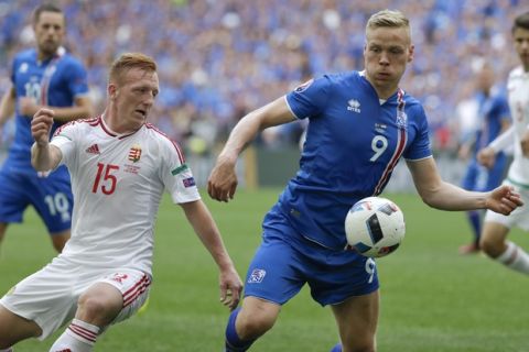 Hungary's Laszlo Kleinheisler, left, challenges Iceland's Kolbeinn Sigthorsson during the Euro 2016 Group F soccer match between Iceland and Hungary at the Velodrome stadium in Marseille, France, Saturday, June 18, 2016. (AP Photo/Ariel Schalit)