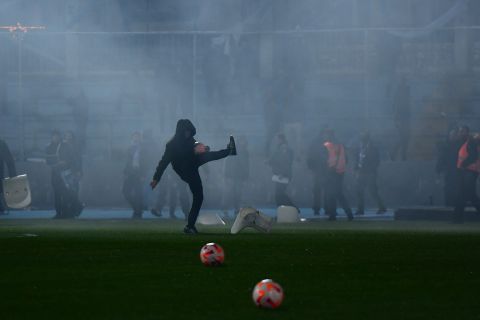 ΠΑΣ Γιάννινα - Ολυμπιακός: Επεισόδια μεταξύ οπαδών, αλλά και της αστυνομίας πριν από την έναρξη της αναμέτρησης