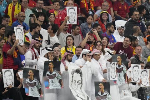 Θεατές κρατούν φωτογραφίες του Οζίλ στο ματς ανάμεσα στην Ισπανία και τη Γερμανία