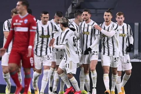Οι παίκτες της Γιουβέντους πανηγυρίζουν το γκολ του Φραμπότα στη νίκη-πρόκριση επί της ΣΠΑΛ