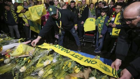 Supporters gather to pay tribute to Argentinian soccer player Emiliano Sala, in Nantes, western France, Tuesday, Jan. 22, 2019. The search for the missing plane taking Argentine soccer player Emiliano Sala to his new team in Wales was called off for the night on Tuesday with authorities not expecting to find any survivors in the English Channel. (AP Photo/David Vincent)