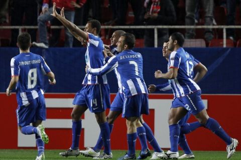 Porto's Rolando Jorge Pires (2nd L) is congratulated by team mates after scoring against Sevilla during their Europa League round of 32, first leg soccer match at Ramon Sanchez Pizjuan stadium in Seville February 17, 2011. REUTERS/Marcelo del Pozo (SPAIN - Tags: SPORT SOCCER)