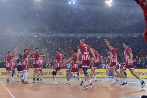 Οι παίκτες του Ολυμπιακού πανηγυρίζουν την κατάκτηση του Challenge Cup απέναντι στην Μακάμπι | 15 Μαρτίου 2023