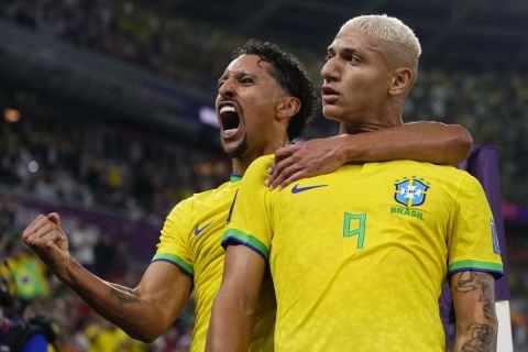Ο Ρισάρλισον πανηγυρίζει γκολ της Βραζιλίας κόντρα στη Νότια Κορέα με τον Μαρκίνιος
