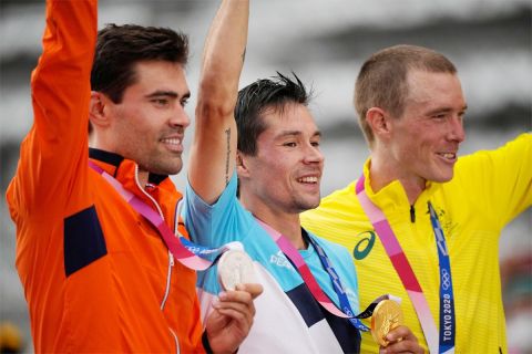 Το βάθρο της ατομικής χρονομέτρησης στους περσινούς Ολυμπιακούς Αγώνες του Τόκιο. Από αριστερά, Τομ Ντιμουλάν (Ολλανδία, 2ος), Πρίμος Ρόγκλιτς (Σλοβενία, 1ος) και Ρόαν Ντένις (Αυστραλία, 3ος). Ο Ντένις έφυγε από την Ineos και πλέον είναι συναθλητής των άλλων δυο στην Jumbo Visma. 