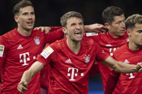 El delantero de Bayern Múnich Thomas Mueller, centro, celebra tras anotar en un partido de la Bundesliga contra Hertha Berlin el domingo, 19 de enero del 2020. Bayern ganó 4-0. (Soeren Stache/dpa via AP)