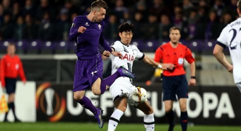 FLORENCE, ITALY - FEBRUARY 18: Federico Bernardeschi of ACF Fiorentina battles for the ball with Son Heung-Min of Tottenham Hotspur during the UEFA Europa League Round of 32 first leg  match between Fiorentina and Tottenham Hotspur on February 18, 2016 in Florence, Italy.  (Photo by Gabriele Maltinti/Getty Images)