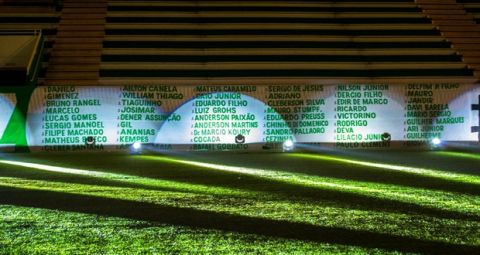 Φωταγωγήθηκε το γήπεδο της Σαπεκοένσε για τα 71 θύματα