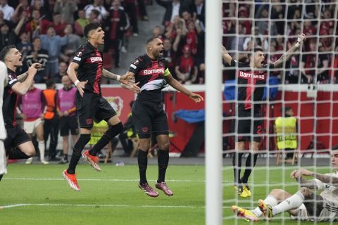 Οι παίκτες της Λεβερκούζεν πανηγυρίζουν γκολ που σημείωσαν κόντρα στη Ρόμα για τη φάση των ημιτελικών του Europa League 2023-2024 στην 