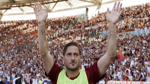Roma's Francesco Totti salutes his fans prior to an Italian Serie A soccer match between Roma and Genoa at the Olympic stadium in Rome, Sunday, May 28, 2017. Francesco Totti is playing his final match with Roma against Genoa after a 25-season career with his hometown club. (AP Photo/Alessandra Tarantino)