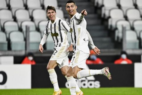 Ο Κριστιάνο Ρονάλντο πανηγυρίζει γκολ του με τη φανέλα της Γιουβέντους κόντρα στην Ρόμα σε ματς της Serie A