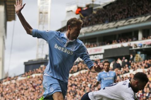 Stoke's Peter Crouch, left, and Tottenham Hotspur's Kyle Walker challenge for the ball during the English Premier League soccer match between Tottenham Hotspur and Stoke City at White Hart Lane stadium in London, Sunday, Feb. 26, 2017.(AP Photo/Frank Augstein)