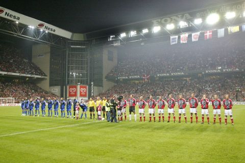 Στιγμιότυπο πριν από την αναμέτρηση της Εθνικής Ελλάδας με τη Δανία για τα προκριματικά του Παγκοσμίου Κυπέλλου 2006 στο "Πάρκεν", Κοπεγχάγη | Σάββατο 8 Οκτωβρίου 2005