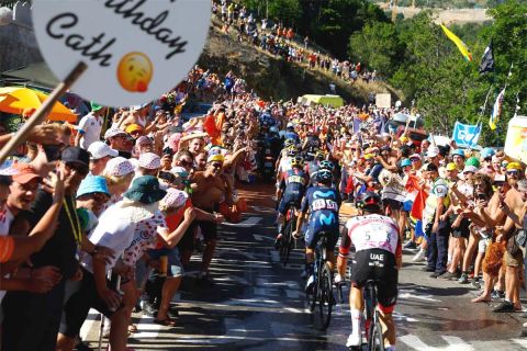 Πλήθος κόσμου στο "βασιλικό" ετάπ του Γύρου Γαλλίας του 2022, με την ανηφόρα τερματισμού στο θρυλικό Alpe d'Huez. 