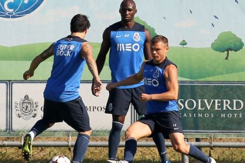 FUTEBOL: Izmaylov (dir) durante o treino do FC Porto. Centro de treinos do Oliva, Vila Nova de Gaia. Segunda feira, 16 de Setembro de 2013. EDUARDO OLIVEIRA/ASF