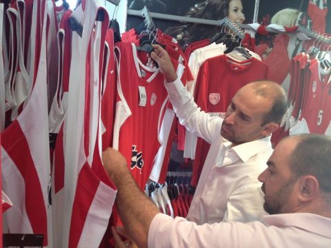 Οι Αγγελόπουλοι στο Official Olympiacos BC Store