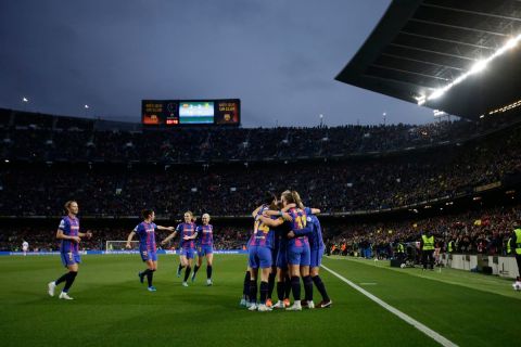 Οι παίκτες της Μπαρτσελόνα πανηγυρίζουν γκολ που σημείωσαν κόντρα στη Ρεάλ για τα προημιτελικά του Champions League γυναικών 2021-2022 στο "Καμπ Νόου", Βαρκελώνη | Τετάρτη 30 Μαρτίου 2022