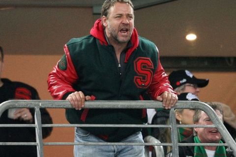 SYDNEY, AUSTRALIA - AUGUST 14:  Russell Crowe reacts to a referee decision  during the round 23 NRL match between the South Sydney Rabbitohs and the Gold Coast Titans at ANZ Stadium on August 14, 2009 in Sydney, Australia.  (Photo by Mark Nolan/Getty Images)