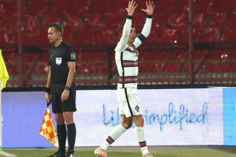 Ο Κριστιάνο Ρονάλντο διαμαρτύρεται για τη μη κατακύρωση του γκολ του με την Πορτογαλία κόντρα στην Σερβία για τα προκριματικά του Παγκοσμίου Κυπέλλου