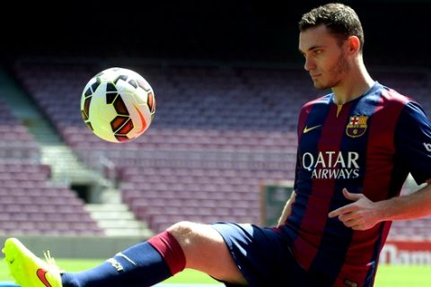 FC Barcelona's new Belgian Thomas Vermaelen controls the ball during his official presentation at the Camp Nou stadium in Barcelona, Spain, Sunday, Aug. 10, 2014. Vermaelen agreed to sign a five-year contract. The 28-year-old Vermaelen will now be under the orders of Barcelona's new coach Luis Enrique. (AP Photo/Rodolfo Molina)