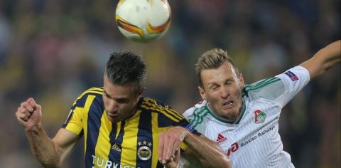 Fenerbahce's Robin van Persie (L) vies with FC Lokomotiv Moscow's Dmitri Tarasov during the UEFA Europa League round of 32 first leg football match between Fenerbahce and Lokomotiv Moscow at Sukru Saracoglu Stadium, in Istanbul on February 16, 2016.  / AFP / STR        (Photo credit should read STR/AFP/Getty Images)
