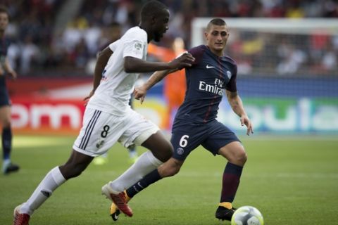 PSG's Marco Verratti, right, challenges for the ball with Amien's Guessouma Fofana during the French League One soccer match between Paris Saint Germain and Amiens at the Parc des Princes stadium in Paris, France, Saturday, Aug. 5, 2017. (AP Photo/Kamil Zihnioglu)