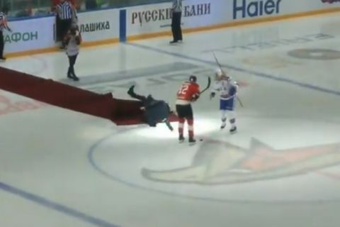 "Viral" τούμπα του Ζοζέ Μουρίνιο σε ρωσικό αγώνα ice hockey (VIDEOS)