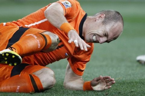 Netherlands' striker Arjen Robben lies on the pitch in pain during the 2010 football World Cup final between the Netherlands and Spain on July 11, 2010 at Soccer City stadium in Soweto, suburban Johannesburg.   NO PUSH TO MOBILE / MOBILE USE SOLELY WITHIN EDITORIAL ARTICLE   -        AFP PHOTO / THOMAS COEX (Photo credit should read THOMAS COEX/AFP/Getty Images)