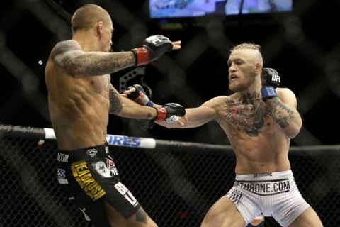 McGregor και Poirier δίνουν μάχη στο Λας Βέγκας για το UFC στις 27 Σεπτεμβρίου του 2014.