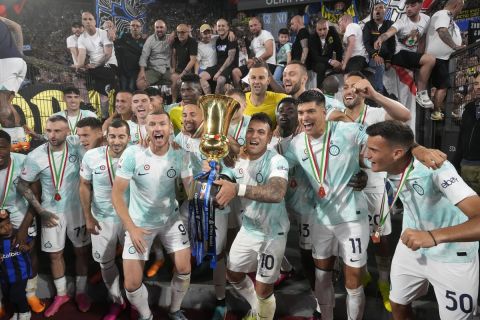 Οι παίκτες της Ίντερ στην απονομή του Coppa Italia 2022-2023 ύστερα από τον τελικό με τη Φιορεντίνα στο "Ολίμπικο", Ρώμη | Τετάρτη 24 Μαΐου 2023