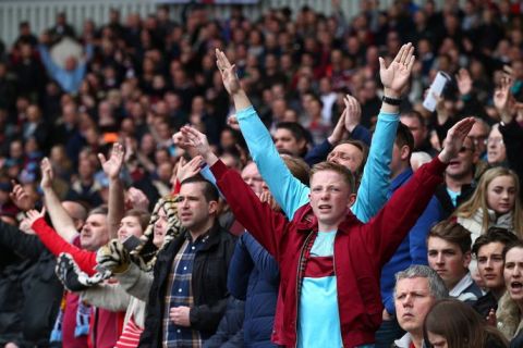 LONDON, UNITED KINGDOM - APRIL 09: West Ham United supporters cheer during the Barclays Premier League match between West Ham United and Arsenal at the Boleyn Ground on April 9, 2016 in London, England.  (Photo by Clive Rose/Getty Images)