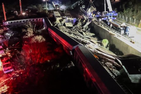Σύγκρουση τρένων στα Τέμπη: Στους 43 οι νεκροί, δεκάδες αγνοούμενοι και ολονύκτιες προσπάθειες των πυροσβεστών