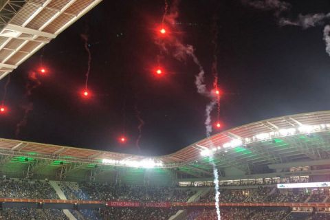 Μακάμπι Χάιφα - Μπνέι Σάχνιν: Χαμός με φωτοβολίδες στο γήπεδο όπου θα αγωνιστεί ο Παναθηναϊκός