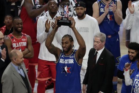 Kawhi Leonard de los Clippers de Los Ángeles Clippers sostiene el trofeo Kobe Bryant al Jugador Más Valioso del Juego de Estrellas de la NBA el domingo 16 de febrero de 2020, en Chicago. (AP Foto/David Banks)