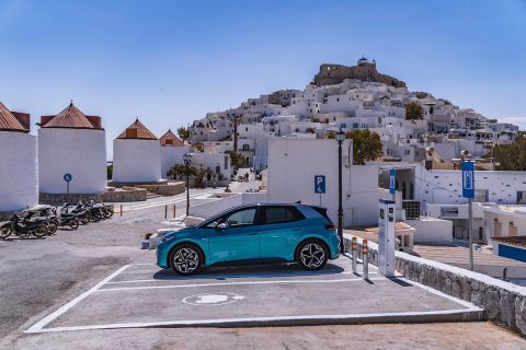 Μόνο ηλεκτρικά νέα αυτοκίνητα στην Ελλάδα από το 2030