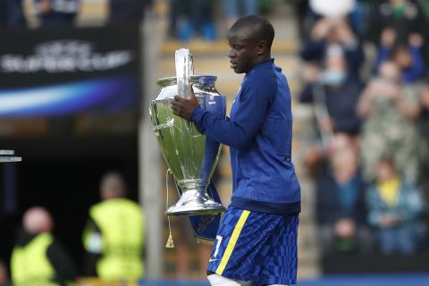 Ο Ενγκολό Καντέ κουβαλάει το τρόπαιο του Champions League