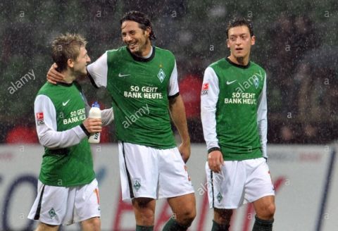 epa02086627 (L-R) Bremen's Marko Marin, Claudio Pizarro and Mesut Oezil celebrate winning  German Bundesliga match Werder Bremen vs VfL Bochum at Weser stadium of Bremen, Germany, 20 March 2010. Bremen wins the match with 3-2. (ATTENTION: EMBARGO CONDITIONS! The DFL permits the further utilisation of the pictures in IPTV, mobile services and other new technologies only no earlier than two hours after the end of the match. The publication and further utilisation in the internet during the match is restricted to six pictures per match only.)  EPA/CARMEN JASPERSEN