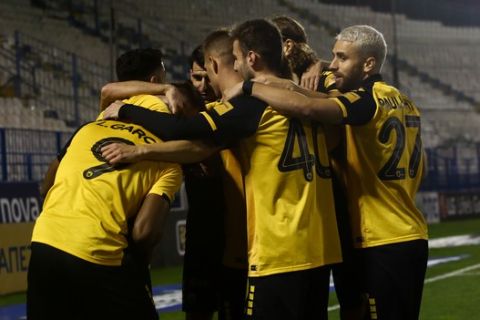 Οι παίκτες της ΑΕΚ πανηγυρίζουν το γκολ του Τάνκοβιτς κόντρα στο Βόλο για τη 13η αγωνιστική