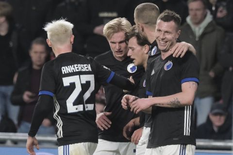 Οι παίκτες της Κοπεγχάγης πανηγυρίζουν το γκολ που πέτυχε ο Λούκας Λεράγκερ κόντρα στην Αϊντχόφεν
