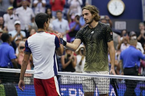 Carlos Alcaraz, left, of Spain, shakes hands with defeating Stefanos Tsitsipas, of Greece, after defeating Tsitsipas during their third round match of the US Open tennis championships, Friday, Sept. 3, 2021, in New York. (AP Photo/Seth Wenig)