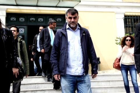 Παραδόθηκε στην Αστυνομία και συνελήφθη ο δημοσιογράφος Κώστας Βαξεβάνης, μετά τη μήνυση που υπέβαλε σε βάρος του για συκοφαντική δυσφήμηση η Λίνα Νικολοπούλου, σύζυγος του Γιάννη Στουρνάρα. Ο Κ. Βαξεβάνης γνωστοποίησε ότι παραδόθηκαν ο ίδιος και ο δημοσιογράφος Βασίλης Ανδριανόπουλος με ανάρτησή του στο twitter. Η μήνυση υποβλήθηκε με αφορμή δημοσίευμα της εφημερίδας Documento με τίτλο "Οικογένεια Στουρνάρα: Ο μεγάλος έρωτας με τις φαρμακοβιομηχανίες», σύμφωνα με το οποίο η κ. Νικολοπούλου πήρε 400.000 ευρώ, επί υπουργίας Άδωνι Γεωργιάδη στο υπουργείο Υγείας, μέσω του ΚΕΕΛΠΝΟ χωρίς διαγωνισμό για «συνέδρια".