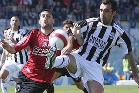 Siena's Valerio Bertotto, right, and Livorno's Diego Tristan of Spain, compete for the ball during the Italian Serie A first division soccer match between Livorno and Siena at Armando Picchi stadium in Leghorn, Italy, Sunday, March. 30, 2008. (AP Photo/Fabio Muzzi)