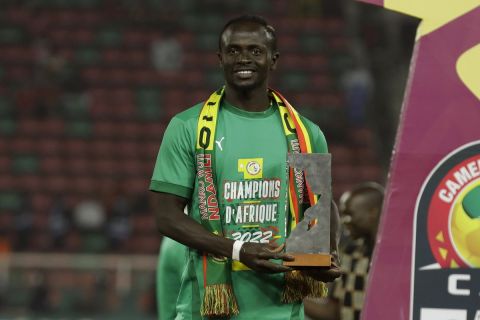 Ο Σαντιό Μανέ με το τρόπαιο του Κόπα Άφρικα μετά τη νίκη της Σενεγάλης επί της Αιγύπτου