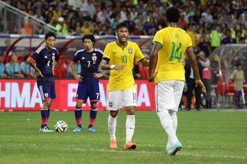 SINGAPORE - OCTOBER 14: Neymar of Brazil speaks with teammate, Carlos Gilberto before a Japanese freekick during the international friendly match between Japan and Brazil at the National Stadium on October 14, 2014 in Singapore.  (Photo by Suhaimi Abdullah/Getty Images)