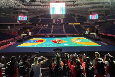 Η FIBA εγκαινιάζει το γυάλινο δάπεδο στο Παγκόσμιο Γυναικών U19: Οι πρώτες εικόνες 