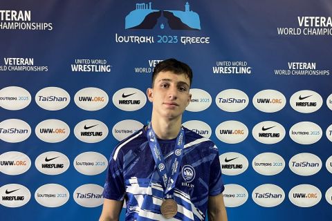 Ο νεαρός Παγκόσμιος πρωταθλητής στην πλάτη, Θάνος Καστανάς