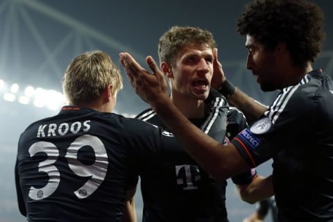 Bayern Munich's Toni Kroos (L) celebrates with teammates Thomas Muller (C) and Dante after scoring against Arsenal during their Champions League soccer match at the Emirates Stadium in London February 19, 2013.     REUTERS/Eddie Keogh  (BRITAIN - Tags: SPORT SOCCER)