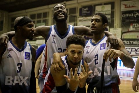 Οι παίκτες του Μεσολογγίου, πανηγυρίζουν τη νίκη επί του Άρη στην πρεμιέρα της Basket League 2020/21