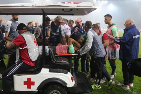 Ο Χουάνκαρ στο φορείο μετά τον τραυματισμό του στο ντέρμπι Ολυμπιακός - Παναθηναϊκός.