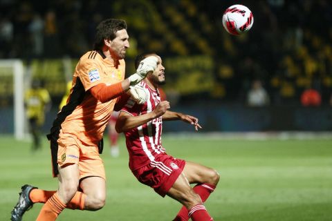Ο Κουέστα κόντρα στον Αραμπί σε αναμέτρηση Άρης - Ολυμπιακός στη Super League τη σεζόν 2021-22 στο Κλεάνθης Βικελίδης